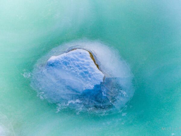 Stein i frossent vann