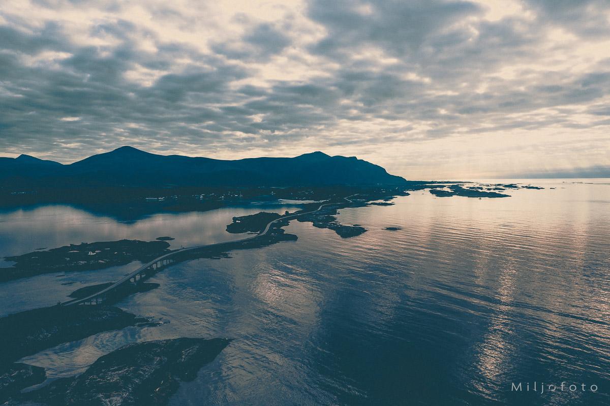 Atlanterhavsveien ut mot havet Atlanterhavsveien ut mot havet