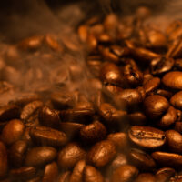 kaffebønner rykende ferske