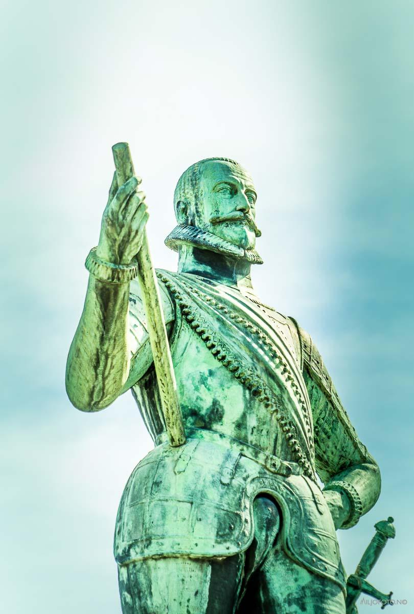 Fredrik II statue
