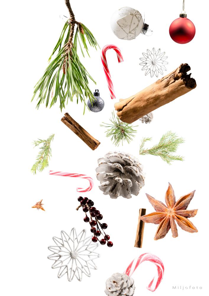 Jule dryss Jule dryss med kongler, kanelstang, stjerneanis, stjerner, granbar, julekuler og godteri