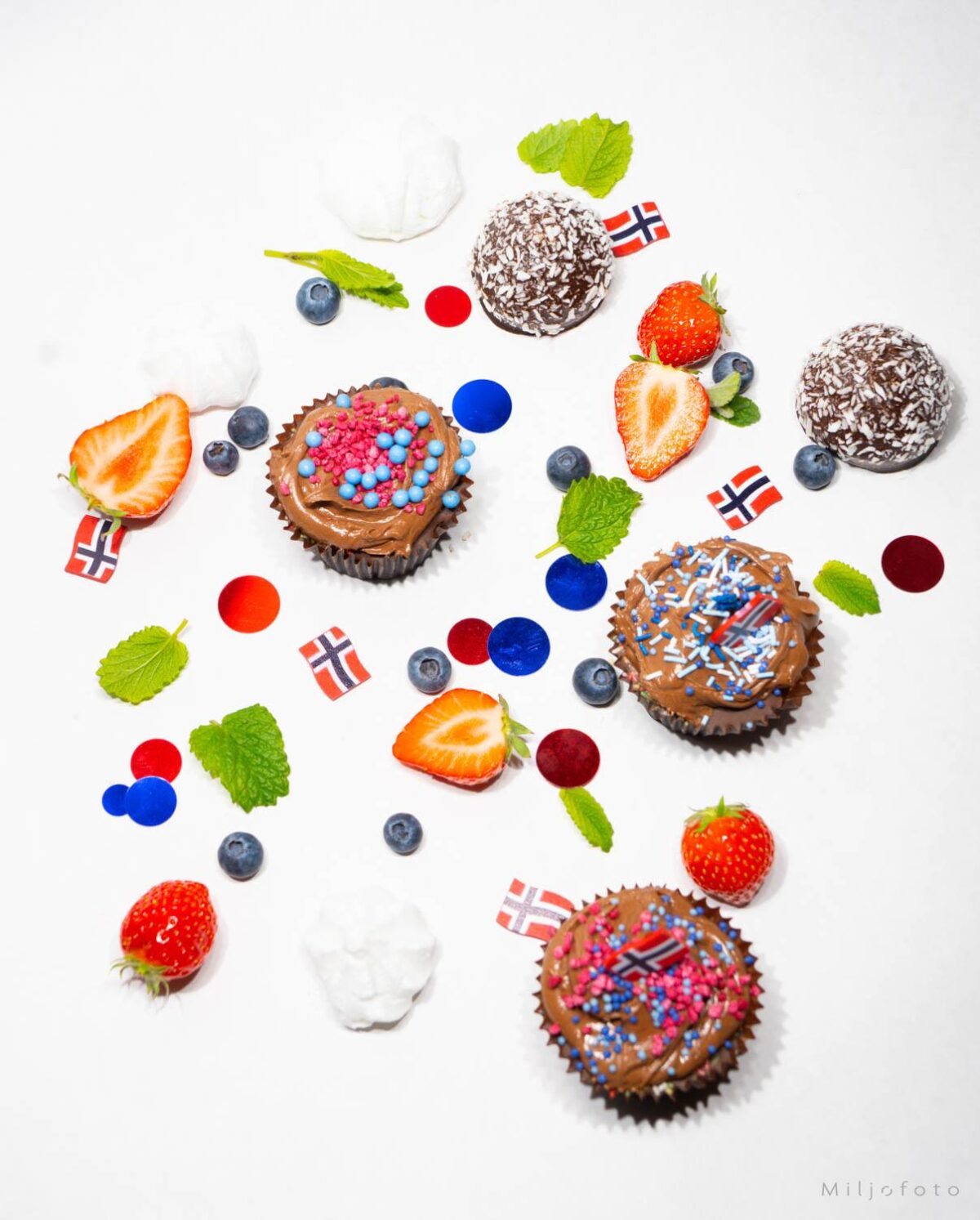 17.mai plakat med kaker og bær 17.mai plakat med kaker og bær