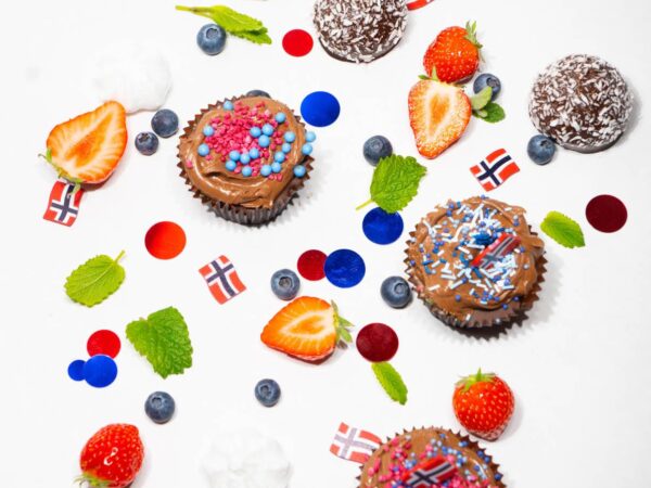 17.mai plakat med kaker og bær