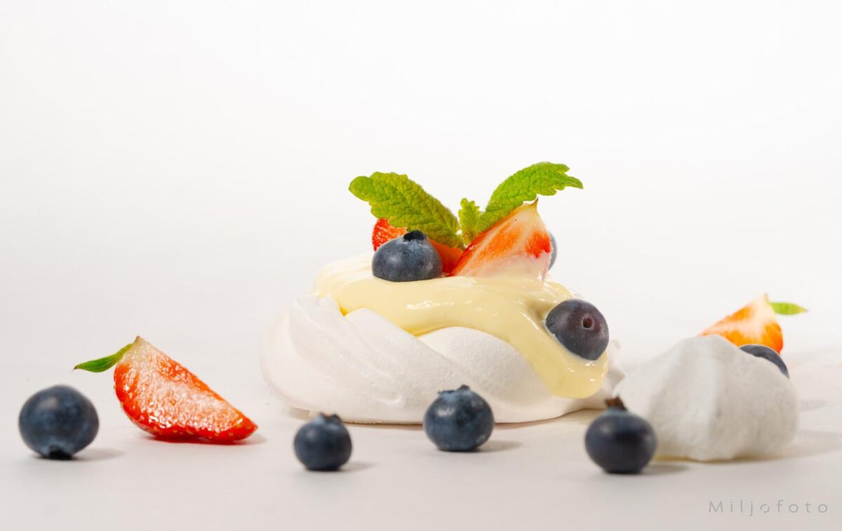 Pavlova med jordbær og blåbær Pavlova med jordbær og blåbær