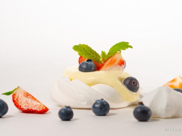 Pavlova med jordbær og blåbær