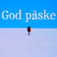 En person går på ski ut på vidda