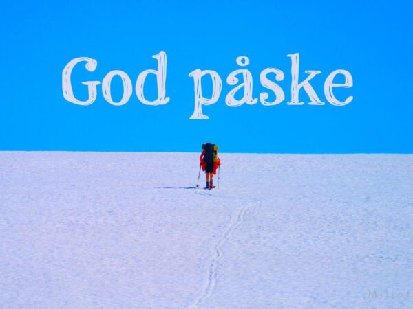 En person går på ski ut på vidda