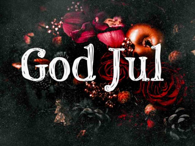 God jul med mørk bakgrunn, bilde inneholder roser, kongler, glitter og epler og utsråler en god julestemning.