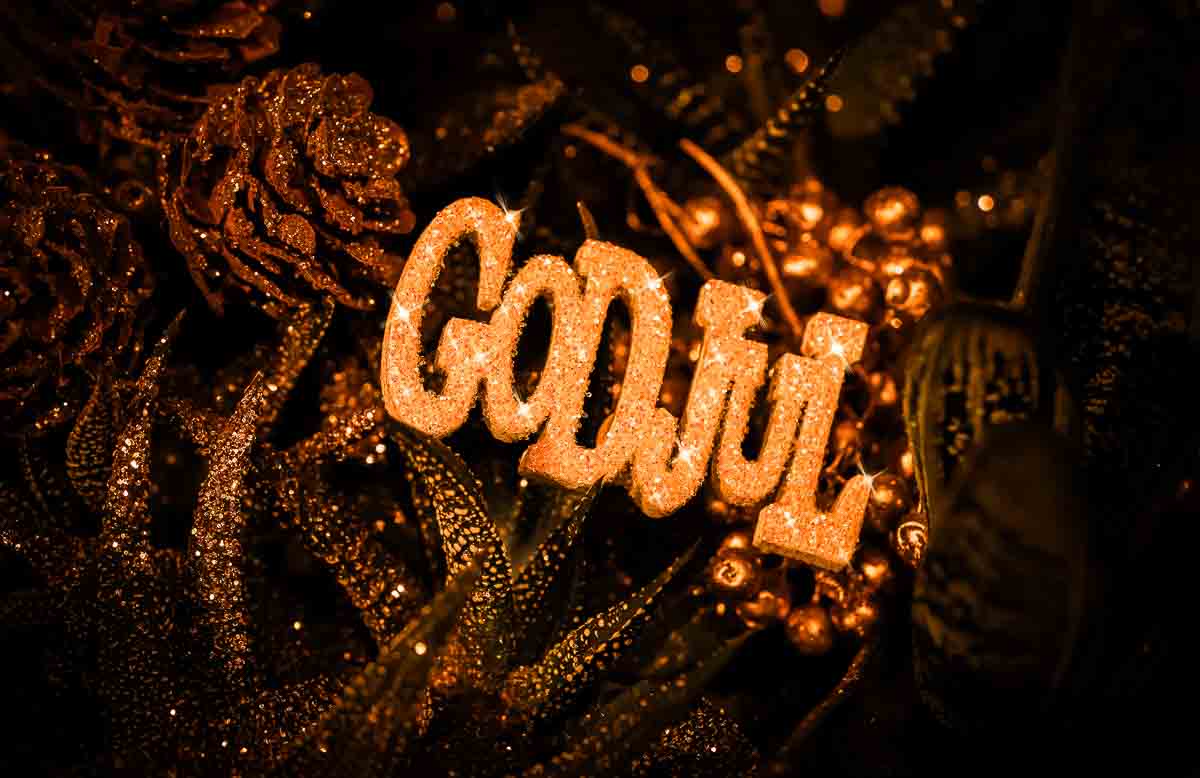 God jul i gull Bilde av teksten god jul i gull blandt planter.