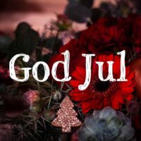 God Jul - Juletre. Bilde av en blomsterdekorasjon med teksten God Jul