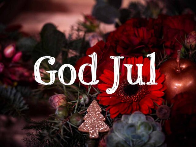 God Jul - Juletre. Bilde av en blomsterdekorasjon med teksten God Jul