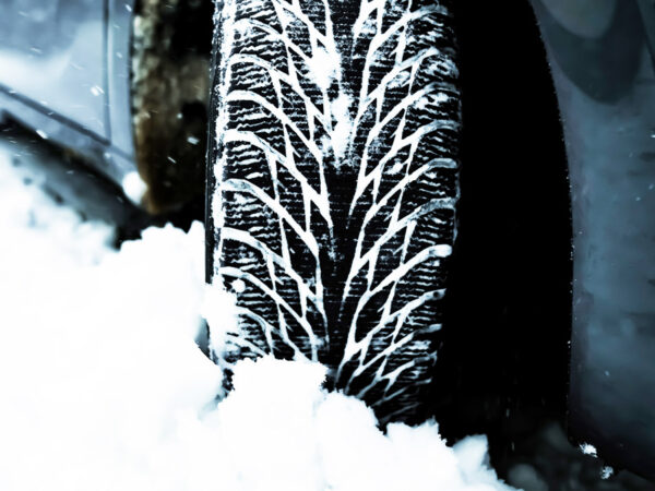 Vinterdekk i snøføre, et bilde som kan brukes til dekkskift reklame