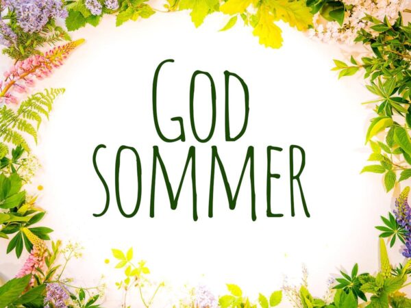 God Sommer skrevet med grønn skrift, omgitt av blomster og blader i sommerlige farger.