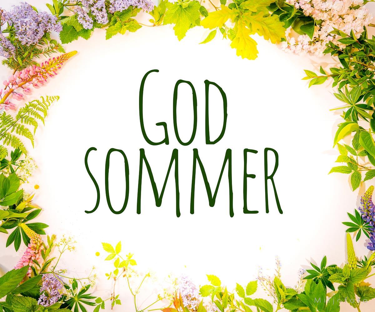 God Sommer (5) God Sommer skrevet med grønn skrift, omgitt av blomster og blader i sommerlige farger.