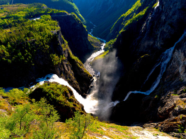 Foto av Vøringsfossen med mye vann