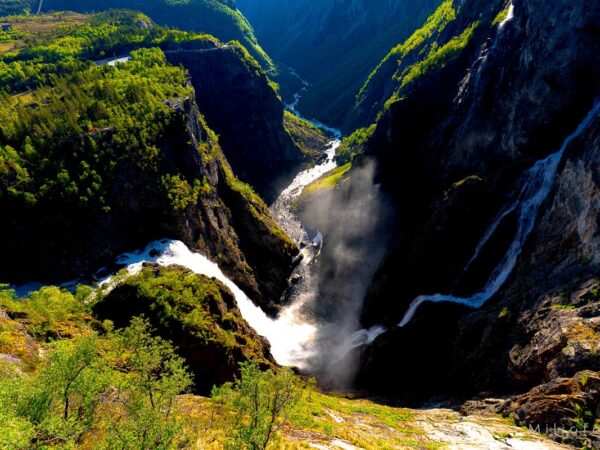 Foto av Vøringsfossen med mye vann