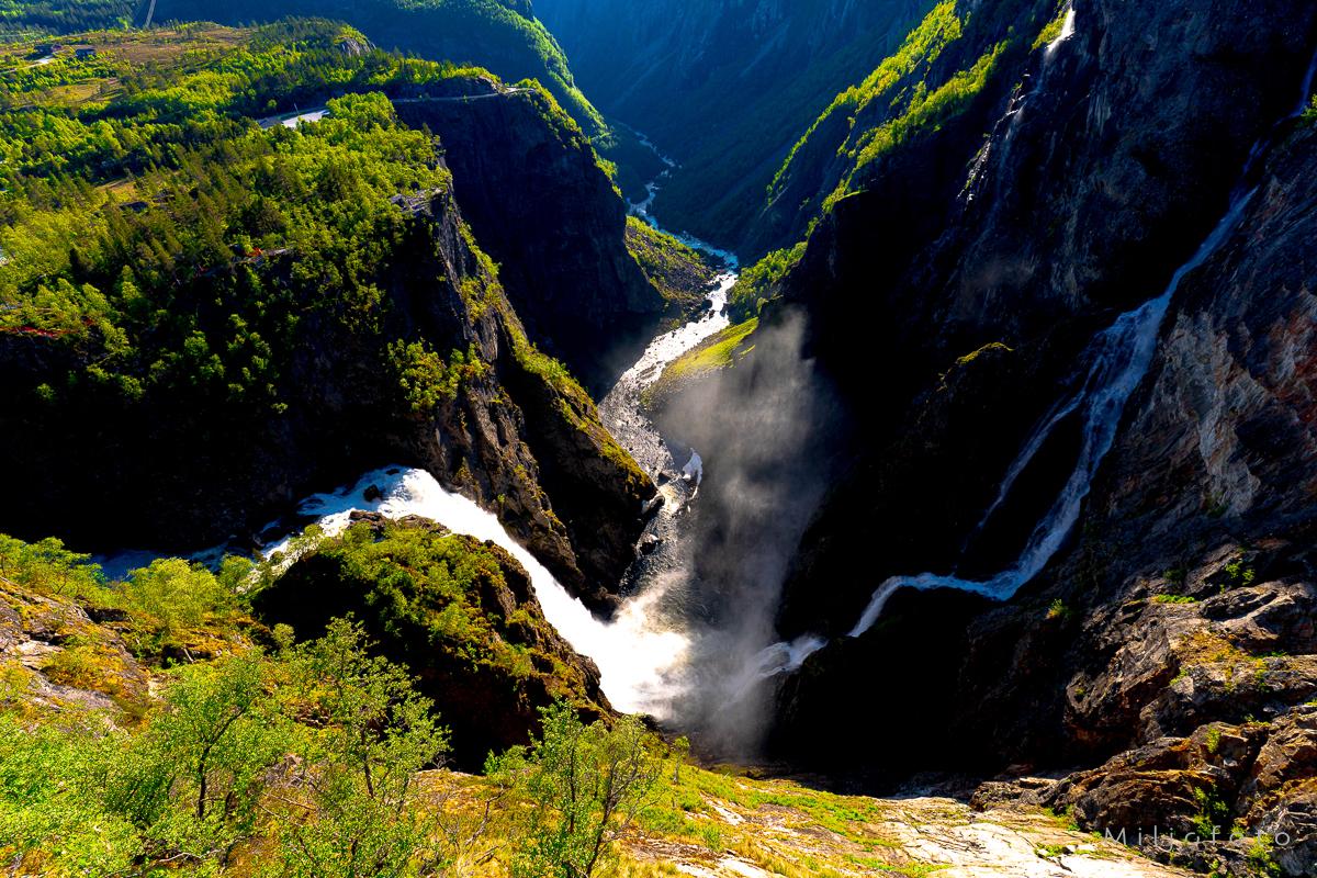 Foto av Vøringsfossen med mye vann