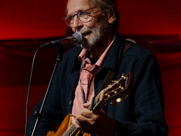 Foto av Ole Paus som spiller konsert.