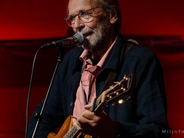 Foto av Ole Paus som spiller konsert.