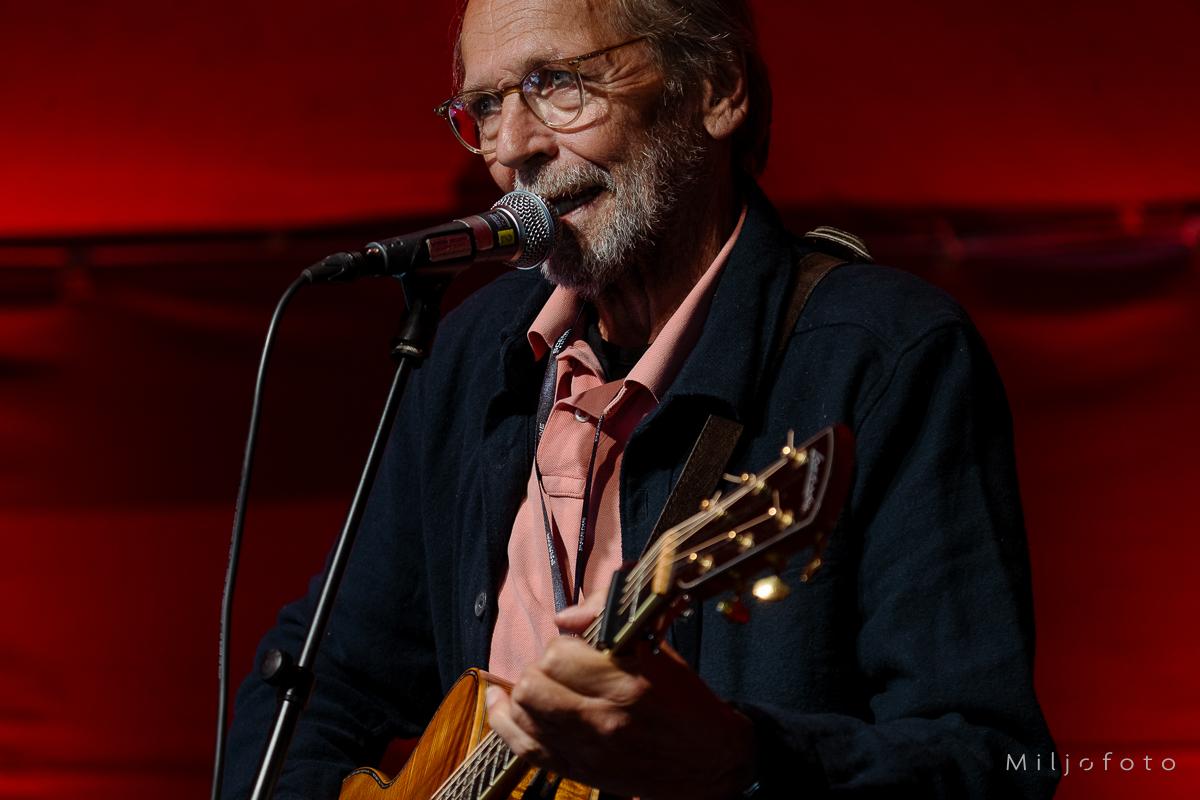 Foto av Ole Paus som spiller konsert.