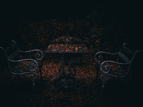 To benker og et bord