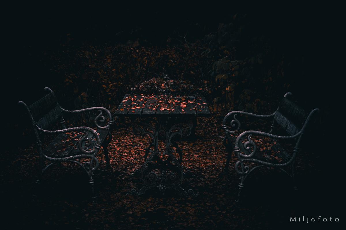 To benker og et bord