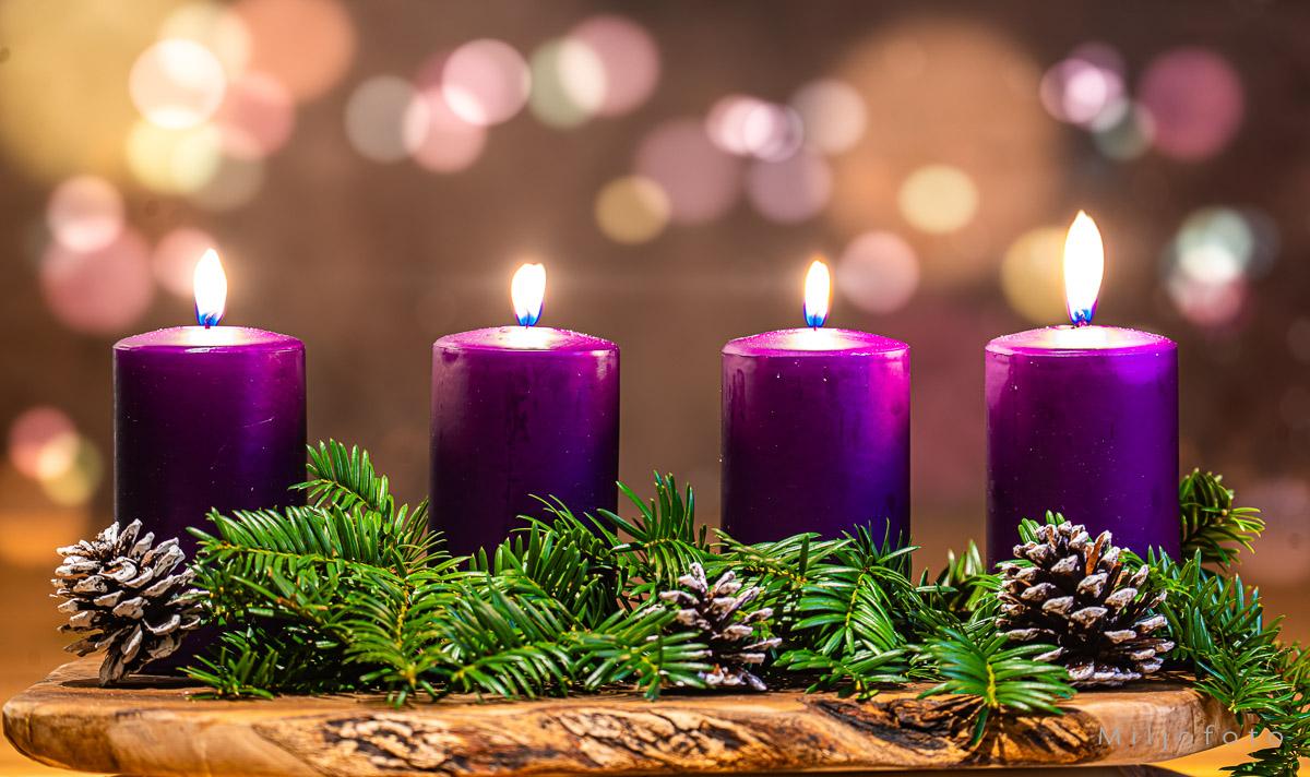 Adventsstake (1) Bilde av fire lys som står i en eng av grønnekvister og kongler. Fint advents motiv