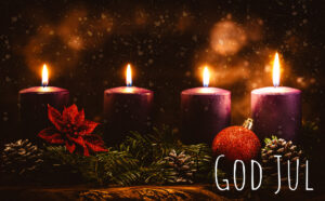 Bilde av Adventsstake med 4 tente lys og skriften ``God Jul``