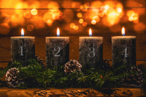 fire stykk bilder av en vakker advensstake med 1- 4 lys tent. Bilde oser magi