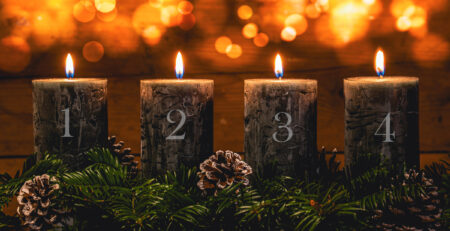 fire stykk bilder av en vakker advensstake med 1- 4 lys tent. Bilde oser magi