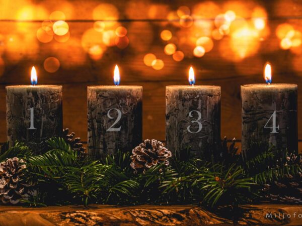 fire stykk bilder av en vakker advensstake med 1- 4 lys tent. Bilde oser magi
