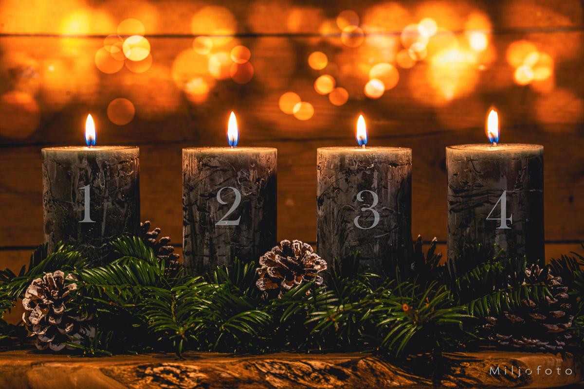Adventsstake - Jul fire stykk bilder av en vakker advensstake med 1- 4 lys tent. Bilde oser magi