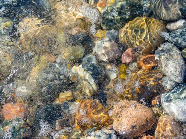 Bilde av steiner under vann