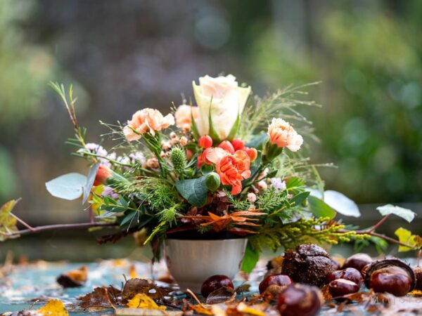 Blomsterdekorasjon i hagen