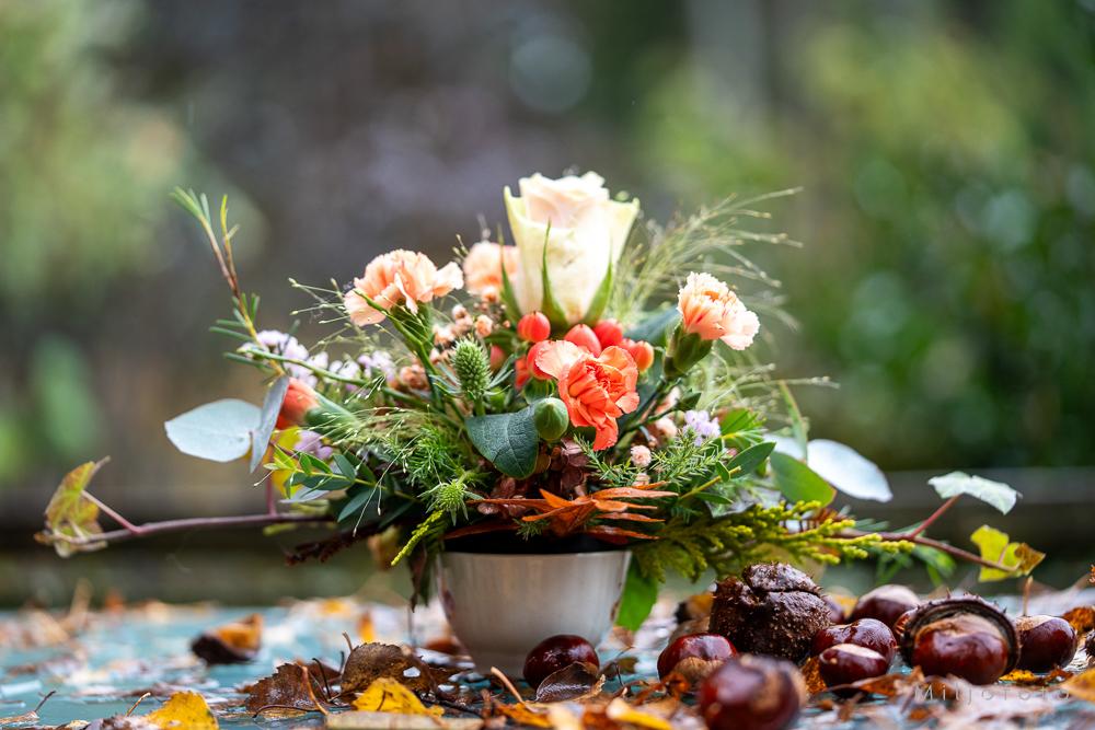 Blomsterdekorasjon i hagen