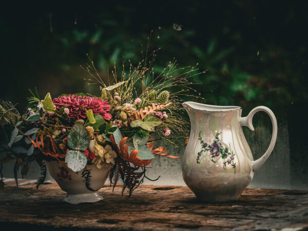 Blomster i kopp og kanne