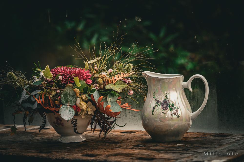 Blomster i kopp og kanne