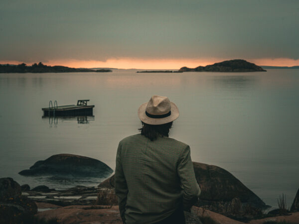 Bilde av en mann som beveger seg ut mot havet
