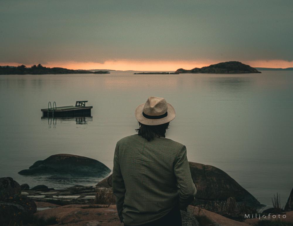 Bilde av en mann som beveger seg ut mot havet