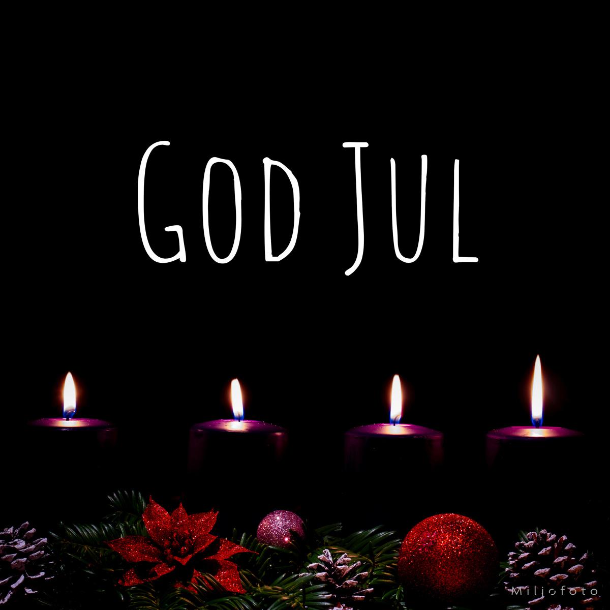 Advent - JUL Bilde av 4 adventslys og skriften GOD JUL, med kongler og rød julepynt