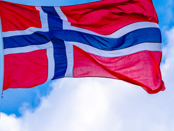 Norsk flagg i vind - 17.mai