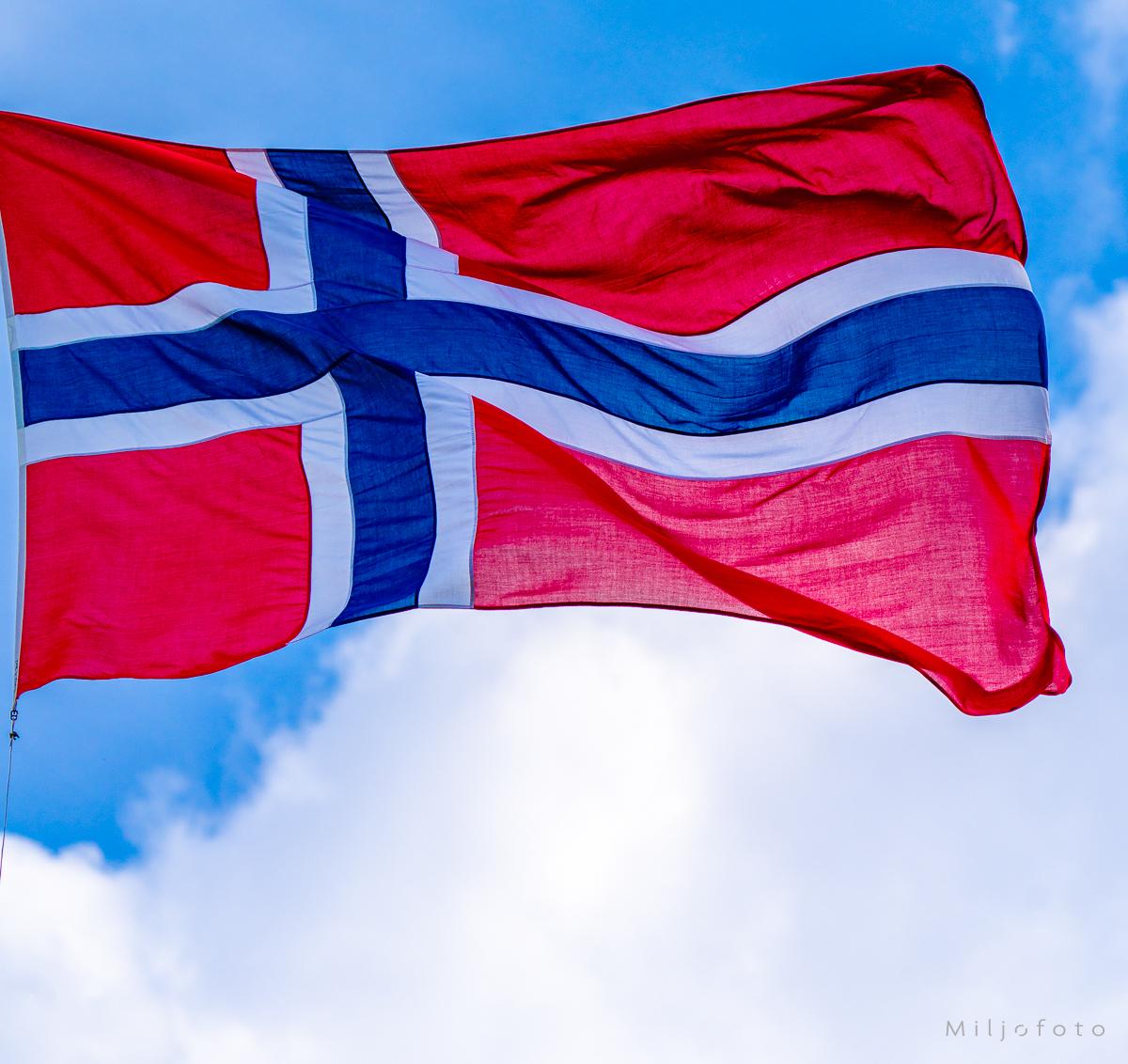 Norsk flagg i vind - 17.mai
