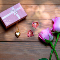 Valentinesbilde av rose og gave