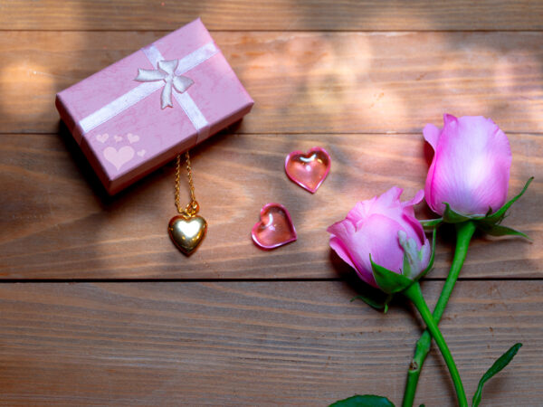 Valentinesbilde av rose og gave