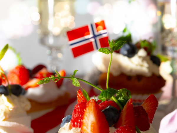 17.mai bilde - kaker og jordbær