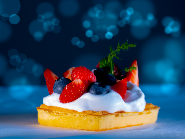 Dessert kake med blå bakgrunn