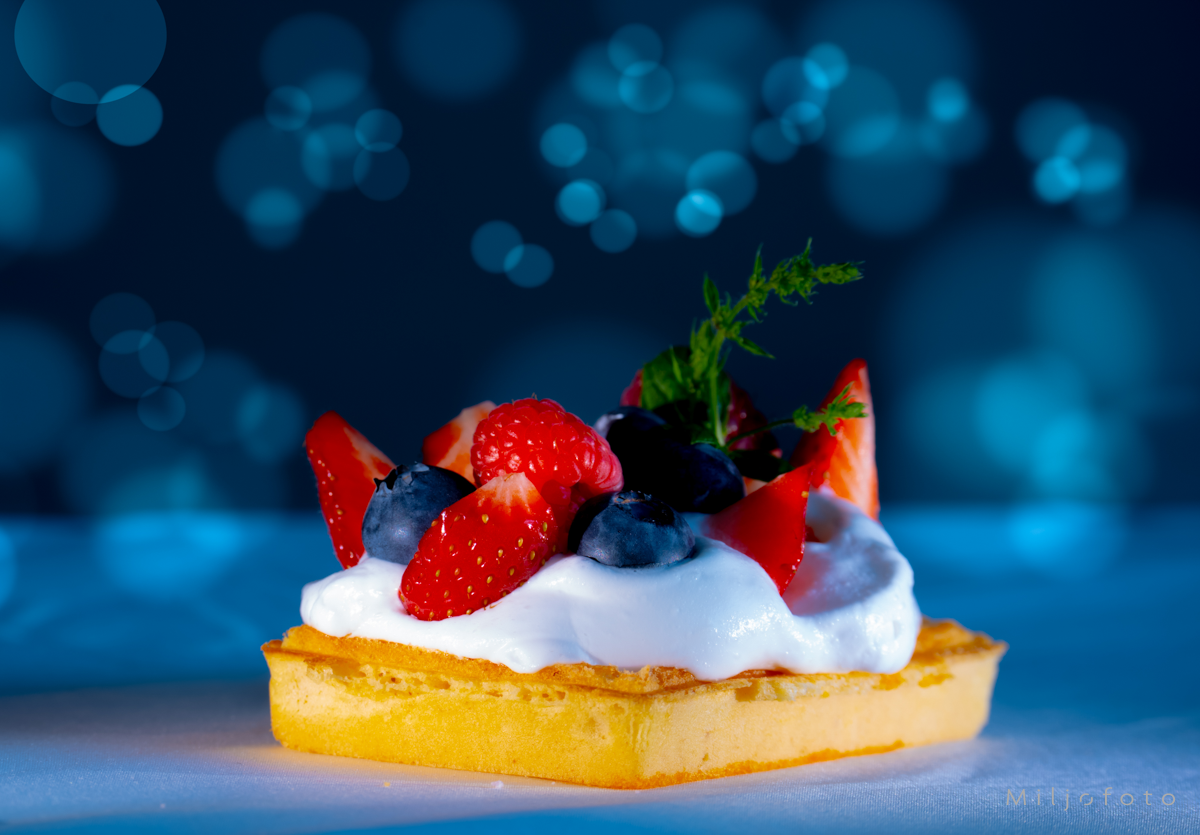 Dessert kake med blå bakgrunn