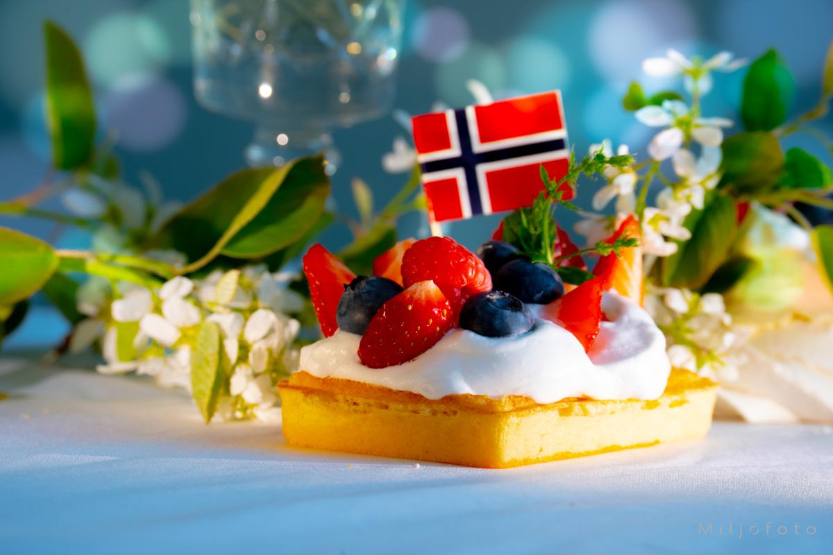 17.mai dessert - vaffel med krem og bær
