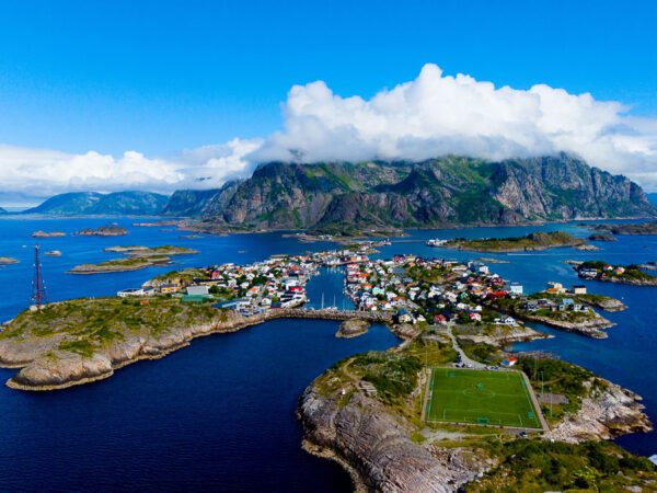 Henningsvær fotballbane, også kjent som Henningsvær Stadion, er en unik idrettsplass som ligger i fiskeværet Henningsvær i Lofoten, Norge. Banen er kjent for sin spektakulære beliggenhet midt i det dramatiske nordnorske landskapet, omgitt av fjell og hav. Den ligger på en liten holme, noe som gir en imponerende utsikt og en helt spesiell atmosfære for både spillere og tilskuere.