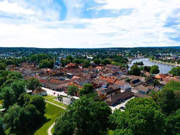 Bildet viser et vakkert luftfoto av Gamlebyen i Fredrikstad,